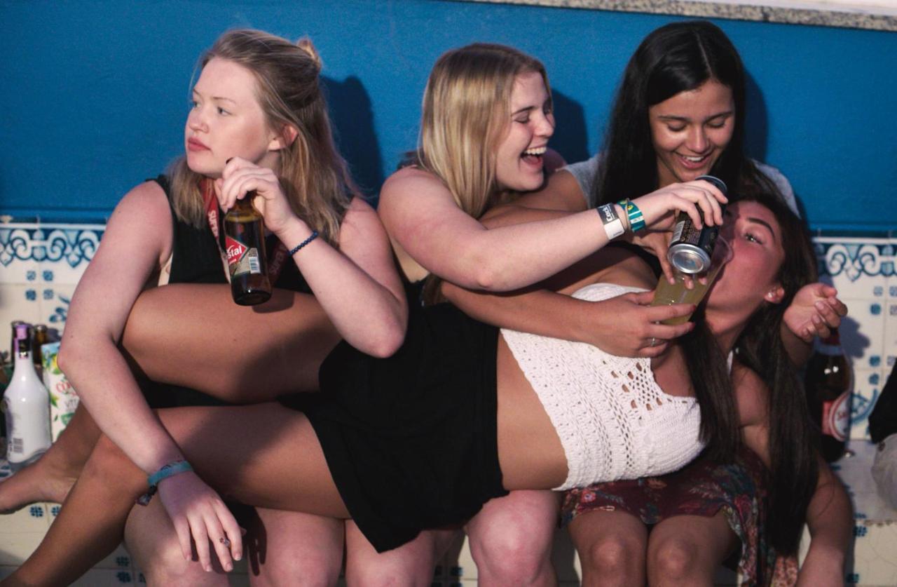 Rising Cock Party Hostel Лагос Екстериор снимка