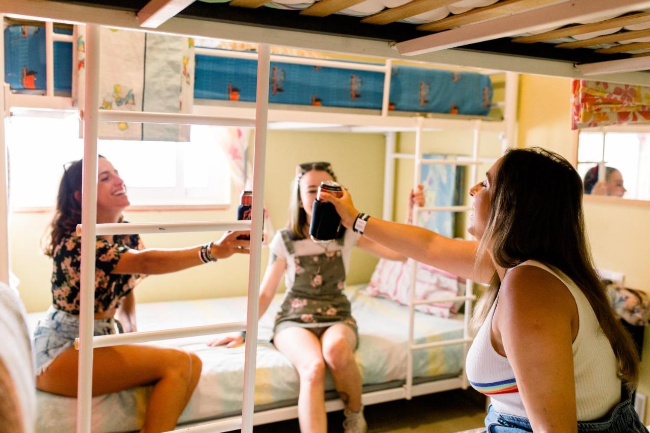 Rising Cock Party Hostel Лагос Екстериор снимка
